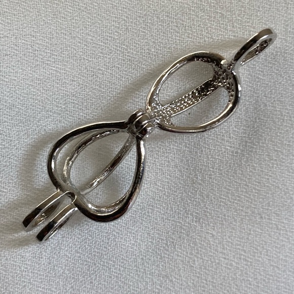 Jewelry - Silver Heart Cage Pendant